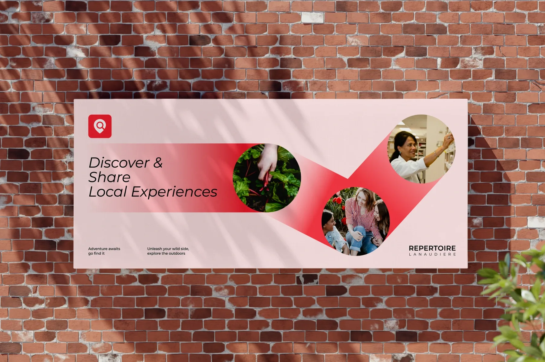 Bannière publicitaire de Repertoire Lanaudiere sur un mur de brique.