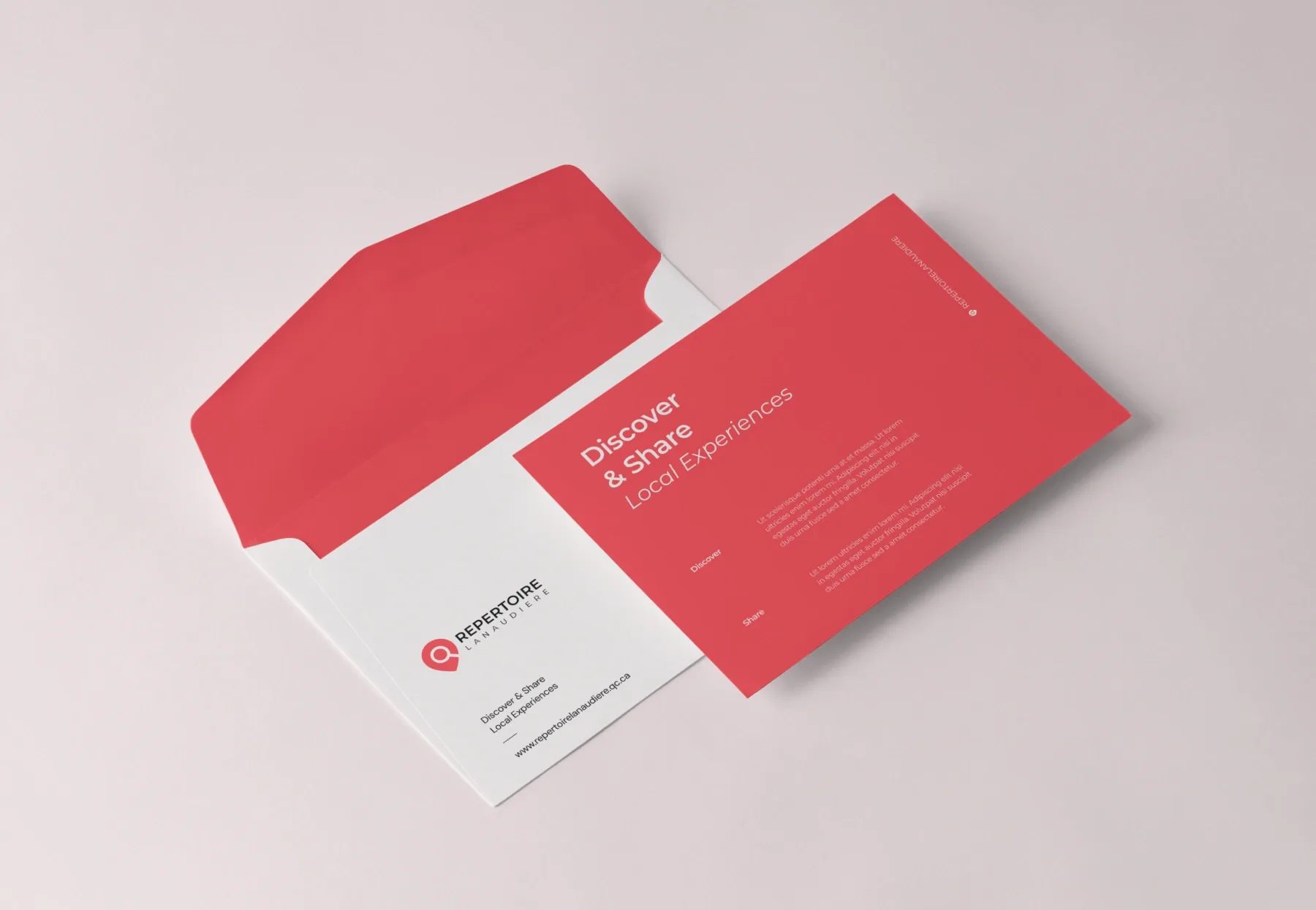 Une lettre rouge avec une enveloppe blanche posée dessous.