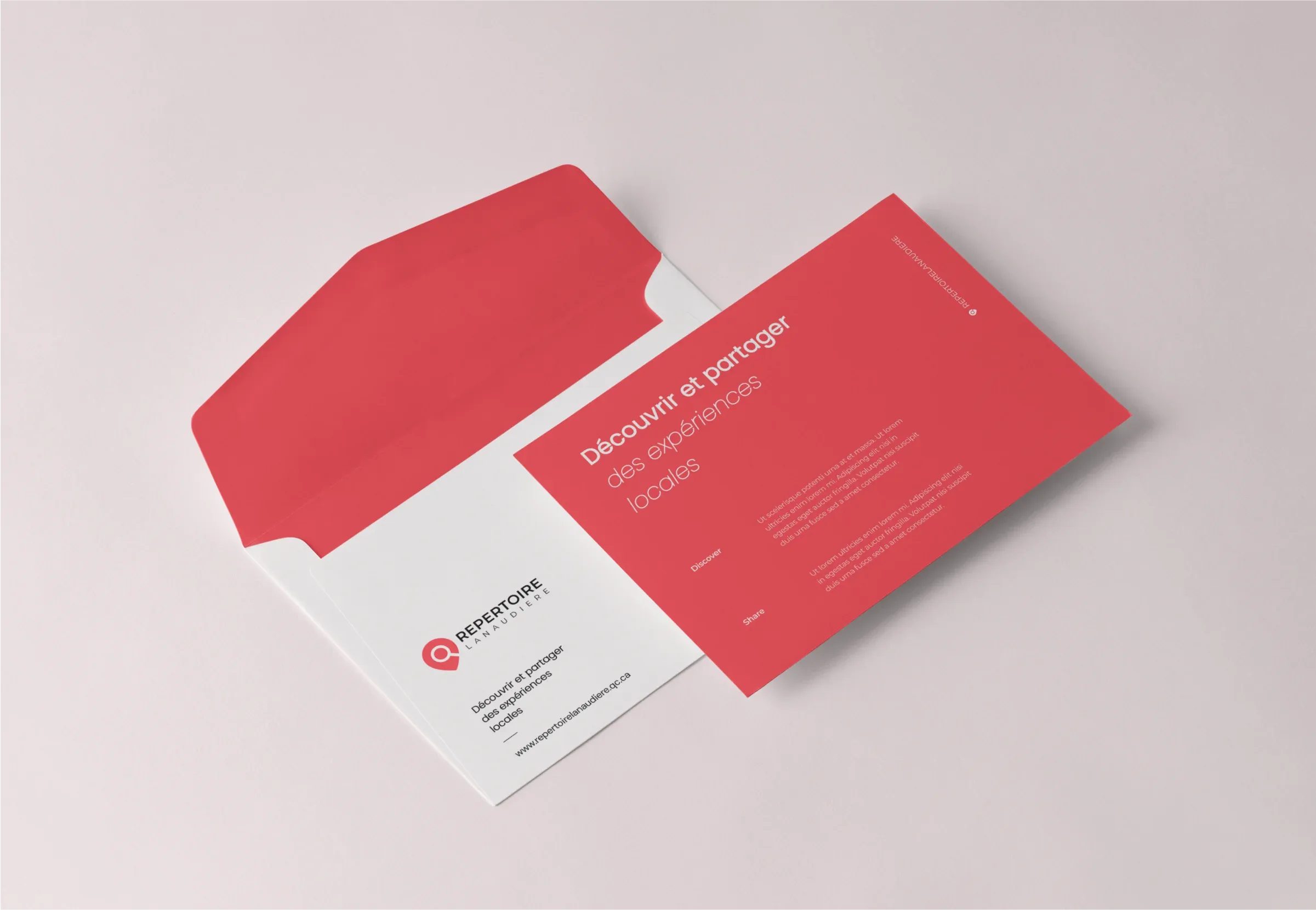 Une lettre rouge avec une enveloppe blanche posée dessous.