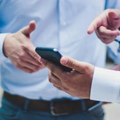 Deux hommes se font face, tenant des téléphones